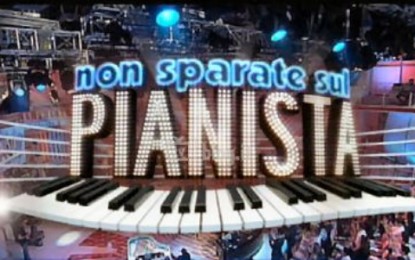 Fabrizio Frizzi presenta “Non sparate sul pianista”, il nuovo game-show di Rai Due. Tra gli ospiti, Pino Daniele