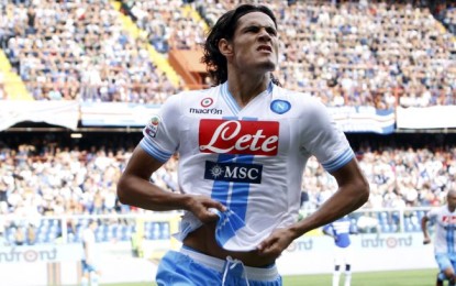 Il Napoli non molla e resta in testa alla classifica con la Juve. A Marassi, Samp battuta con un rigore del capocannoniere Edinson Cavani.