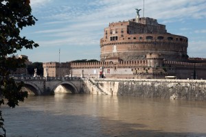 castel sant'angelo con tevere in piena