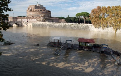 L’onda morbida accarezza il Tevere. Due barconi alla deriva, ma tutto sotto controllo. FOTOGALLERY