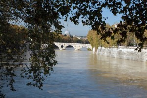 tevere con san pietro in lontananza