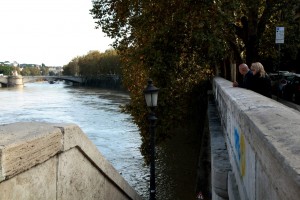 tevere con turisti