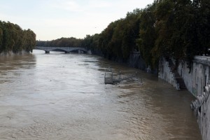 tevere e scale allagate