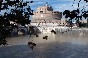 tevere in piena con castel sant'angelo