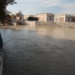 tevere in piena con cupolone