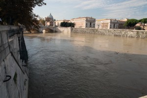 tevere in piena con cupolone