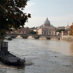 tevere in piena con san pietro