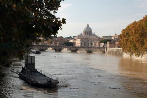 tevere in piena con san pietro