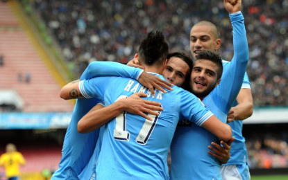 Il Napoli cala il poker al San Paolo, ed il Pescara poco può contro le “benedette” di Inler, la doppietta di Cavani e il goal show di Hamsik. La juve resta a -2…