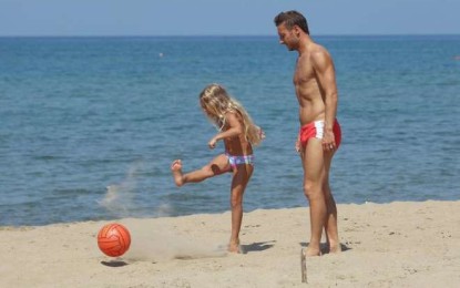 Francesco Totti si toglie gli scarpini ed indossa il costume per una avvincente partita di beach soccer con i figli ed i baby bagnanti di Sabaudia.