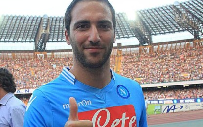 Il Napoli fa festa solo durante la partita: 3-1 al Galatasaray. In attesa di vederlo in campo, in 60mila per il primo abbraccio ad Higuain