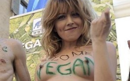 La vegana Loredana Cannata posa nuda in strada, a favore dell’alimentazione vegetariana.